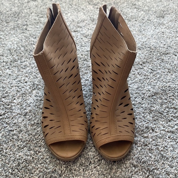 Tan open toe heels - Picture 3 of 5